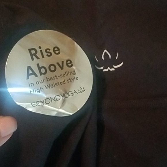 NWT Beyond Yoga "Rise Above" black leggings - Picture 4 of 4